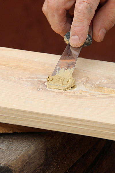 Pâte à bois : reboucher les trous dans vos parquets, meubles et boiseries